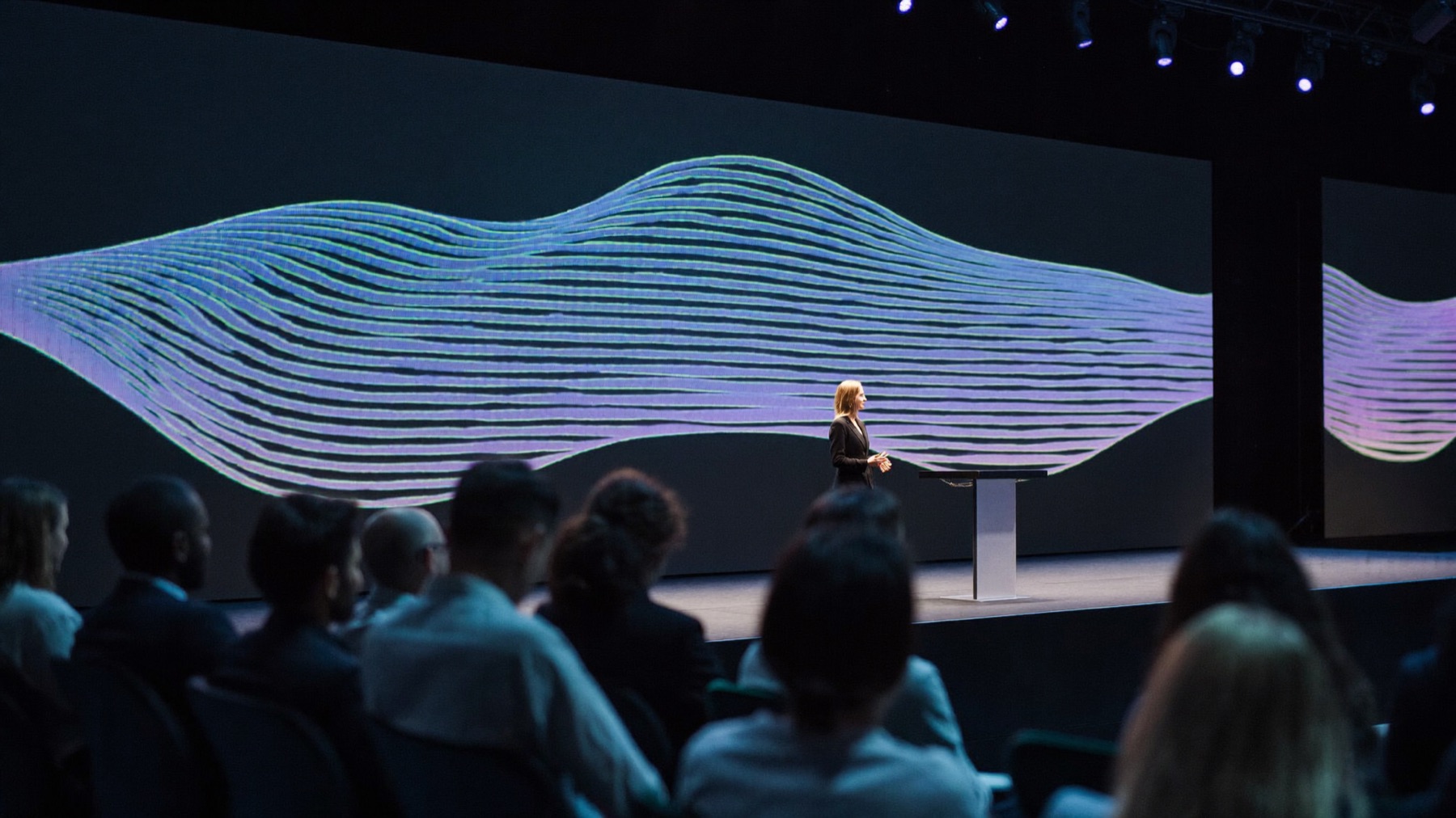 Keynote auf einer Konferenzbühne vor Führungskräften